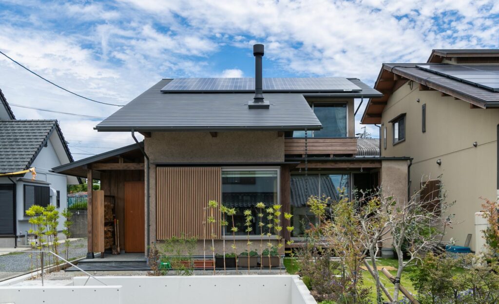 緑を眺め生物と共に暮らす 自然に溶け込む大屋根の住まい