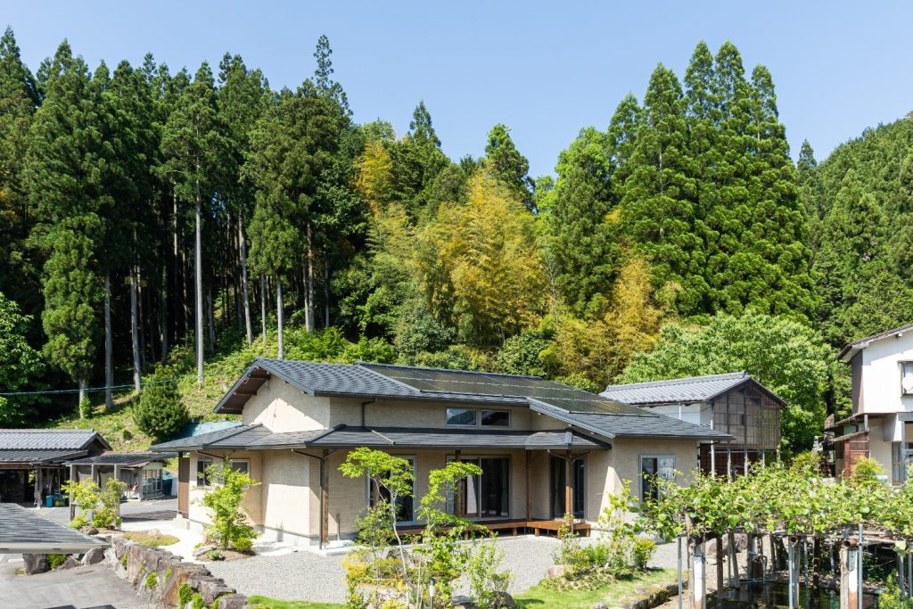 緑豊かな山々に抱かれる平屋の住まい