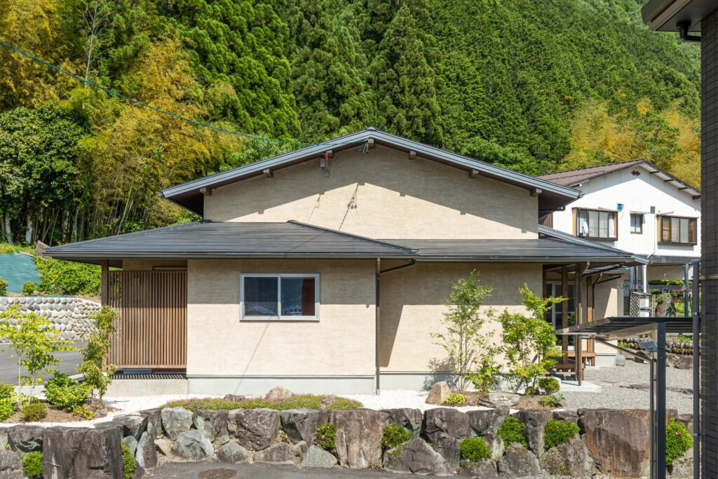 緑豊かな山々に抱かれる平屋の住まい