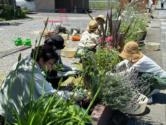 ナチュラル花壇をつくるガーデニング体験〜球根と花苗の植え付け〜