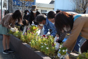 ナチュラル花壇をつくるガーデニング体験〜球根と花苗の植え付け〜