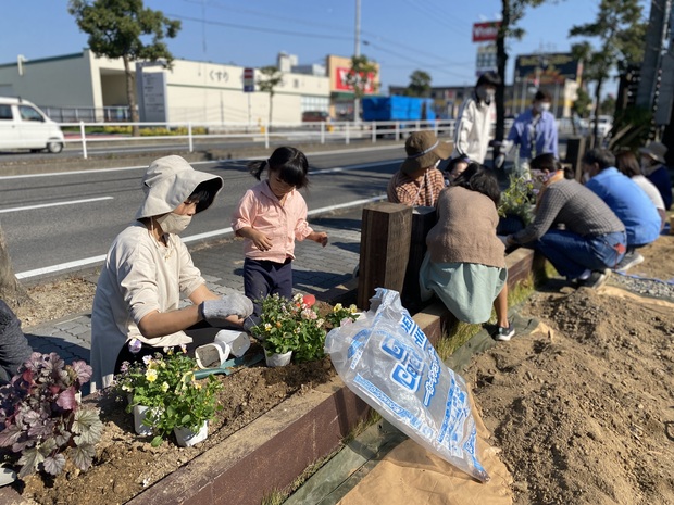 ナチュラル花壇をつくるガーデニング体験〜球根と花苗の植え付け〜