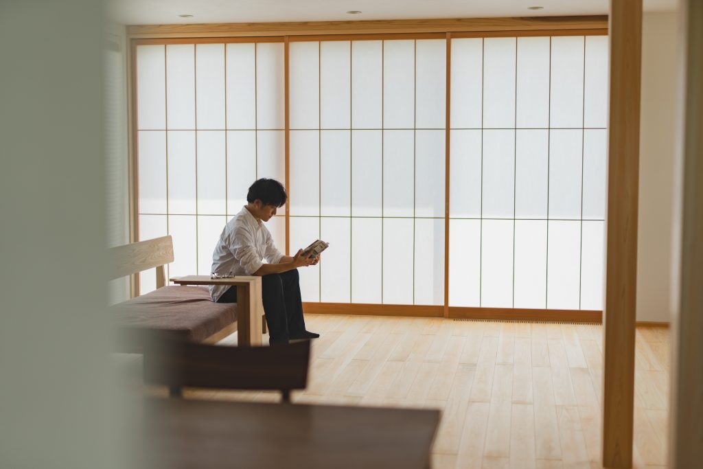 ひかりと暮らしをやさしくつなぐ、開放と安心の住まい。