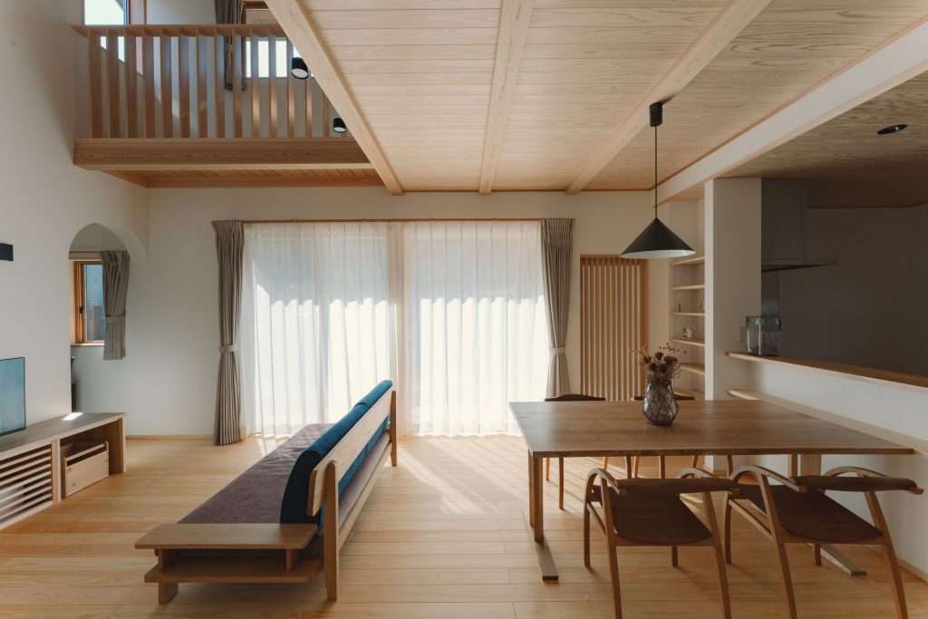 吹抜けがつなぐ、二世帯の暮らし。愛犬と家族のこだわりを詰め込んだ、光あふれる住まい