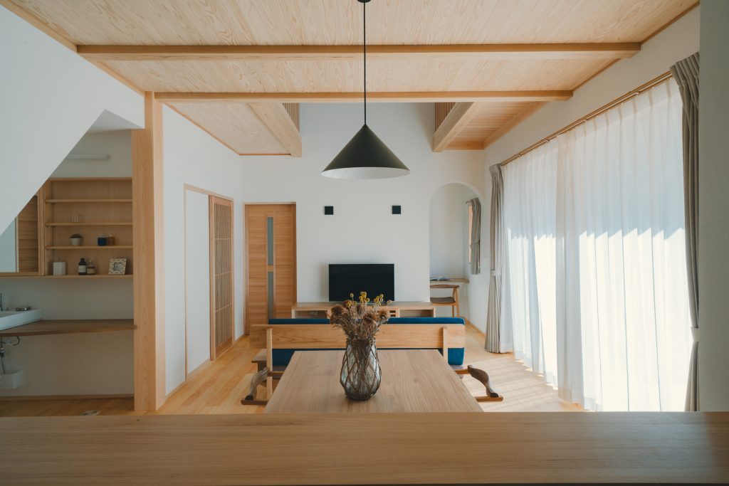 吹抜けがつなぐ、二世帯の暮らし。愛犬と家族のこだわりを詰め込んだ、光あふれる住まい