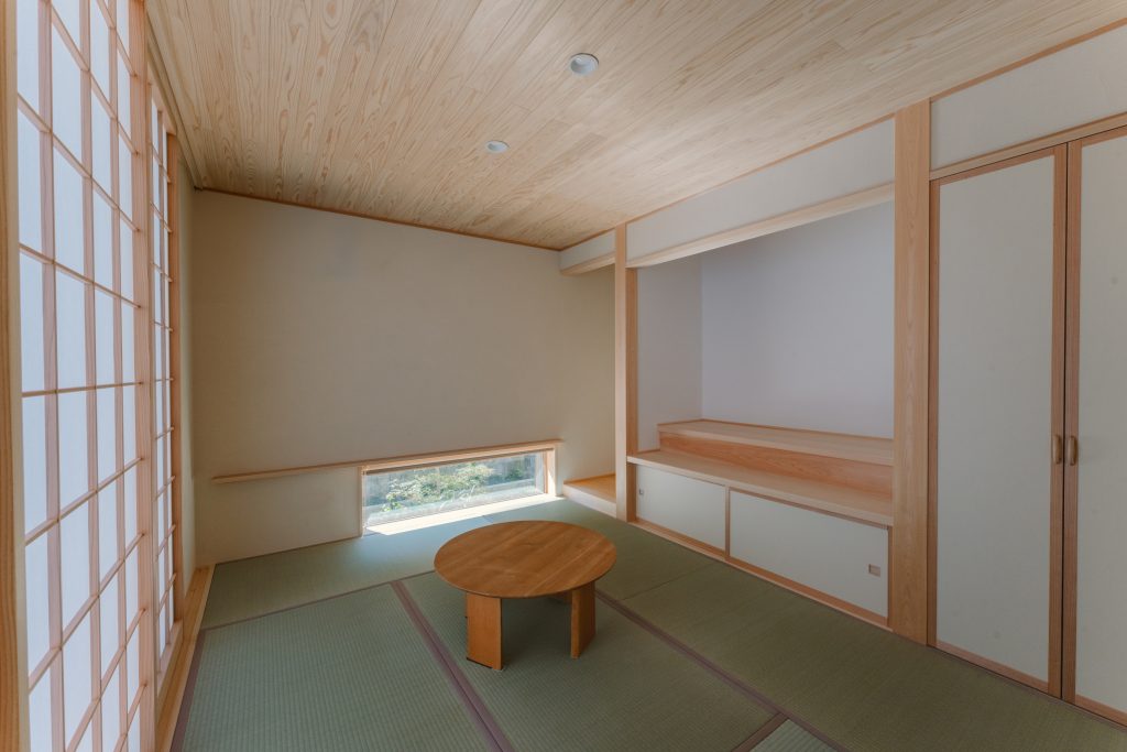 吹抜けがつなぐ、二世帯の暮らし。愛犬と家族のこだわりを詰め込んだ、光あふれる住まい