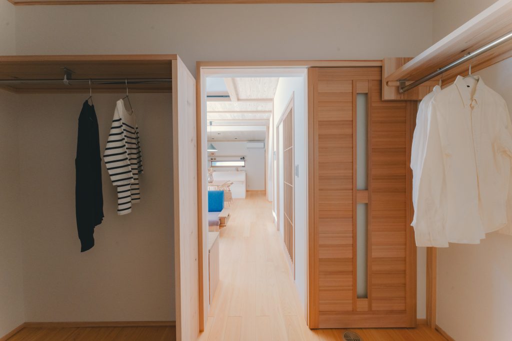 吹抜けがつなぐ、二世帯の暮らし。愛犬と家族のこだわりを詰め込んだ、光あふれる住まい