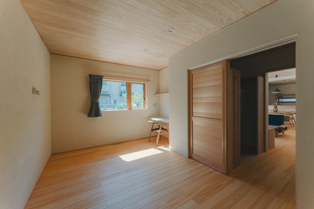 吹抜けがつなぐ、二世帯の暮らし。愛犬と家族のこだわりを詰め込んだ、光あふれる住まい