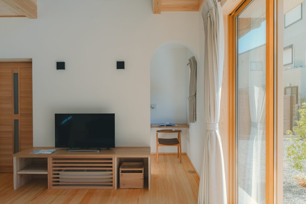 吹抜けがつなぐ、二世帯の暮らし。愛犬と家族のこだわりを詰め込んだ、光あふれる住まい