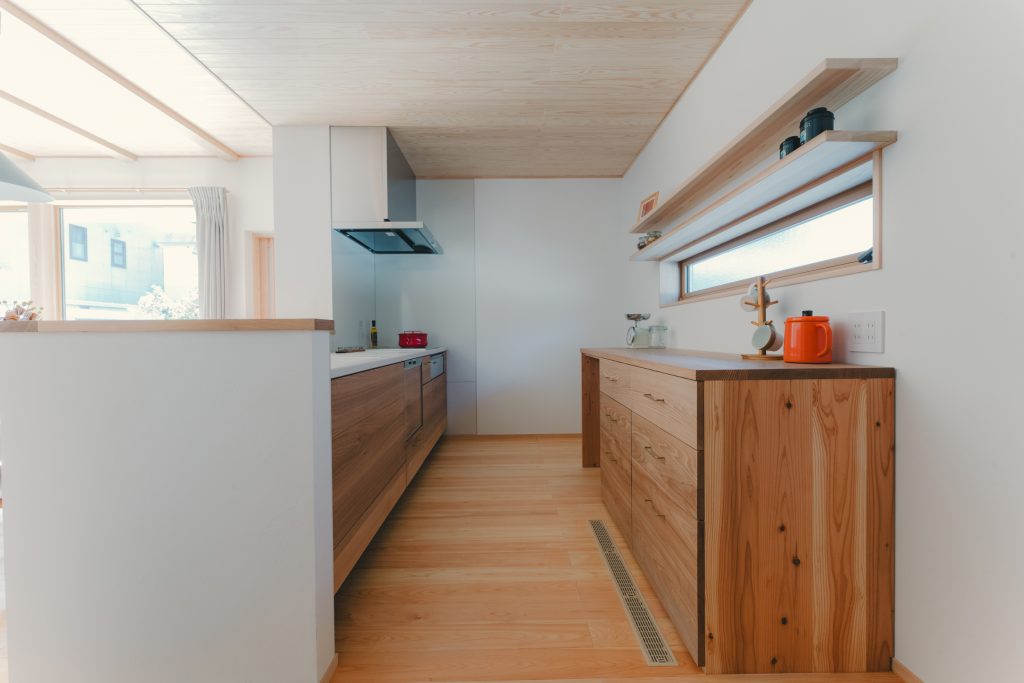 吹抜けがつなぐ、二世帯の暮らし。愛犬と家族のこだわりを詰め込んだ、光あふれる住まい