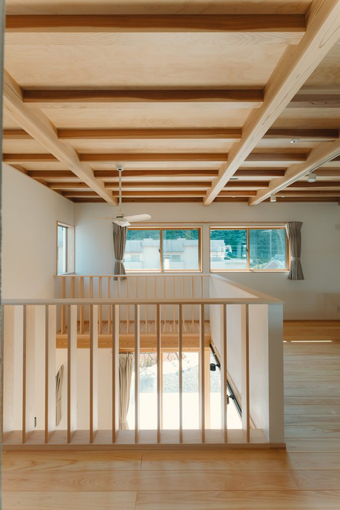 吹抜けがつなぐ、二世帯の暮らし。愛犬と家族のこだわりを詰め込んだ、光あふれる住まい