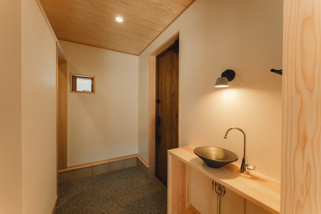 吹抜けがつなぐ、二世帯の暮らし。愛犬と家族のこだわりを詰め込んだ、光あふれる住まい