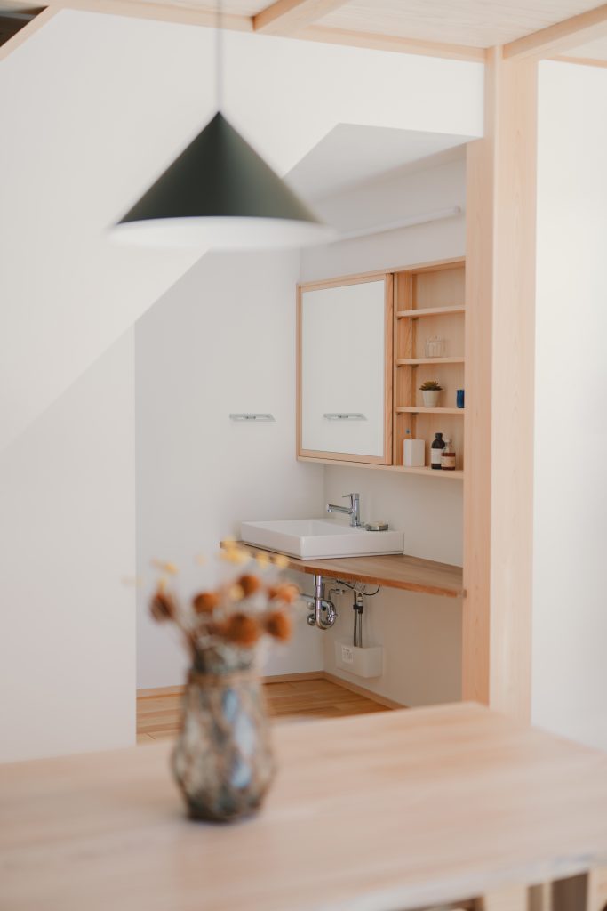 吹抜けがつなぐ、二世帯の暮らし。愛犬と家族のこだわりを詰め込んだ、光あふれる住まい