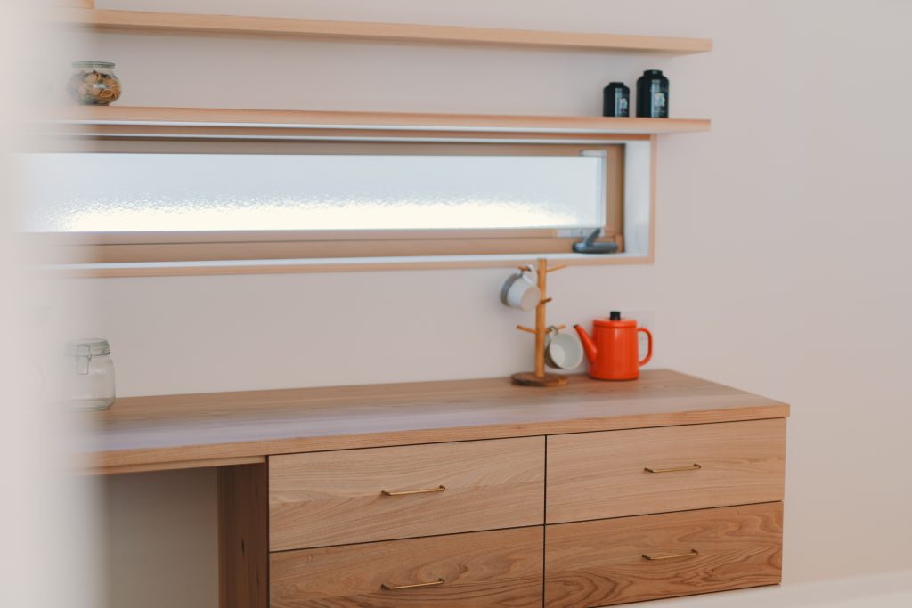 吹抜けがつなぐ、二世帯の暮らし。愛犬と家族のこだわりを詰め込んだ、光あふれる住まい