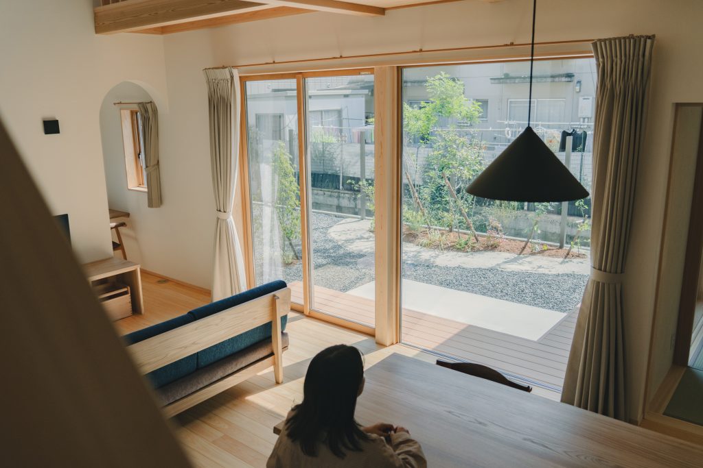 吹抜けがつなぐ、二世帯の暮らし。愛犬と家族のこだわりを詰め込んだ、光あふれる住まい