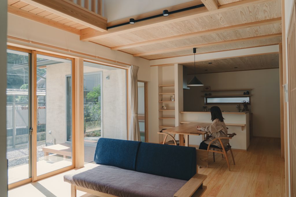 吹抜けがつなぐ、二世帯の暮らし。愛犬と家族のこだわりを詰め込んだ、光あふれる住まい