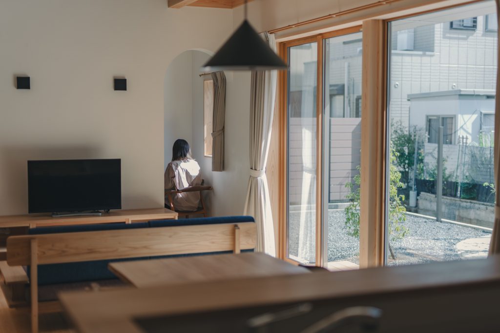 吹抜けがつなぐ、二世帯の暮らし。愛犬と家族のこだわりを詰め込んだ、光あふれる住まい