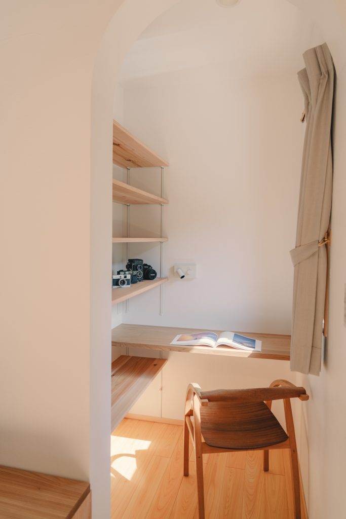 吹抜けがつなぐ、二世帯の暮らし。愛犬と家族のこだわりを詰め込んだ、光あふれる住まい