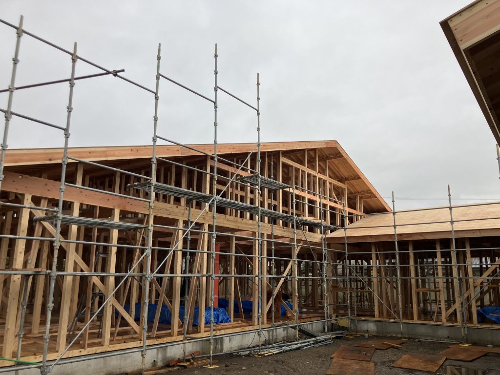 心のこもったお弁当と、4日かけて上がった大屋根の施設建築