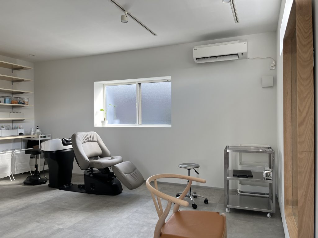 光が満ちる、小さな美容室のリノベーション