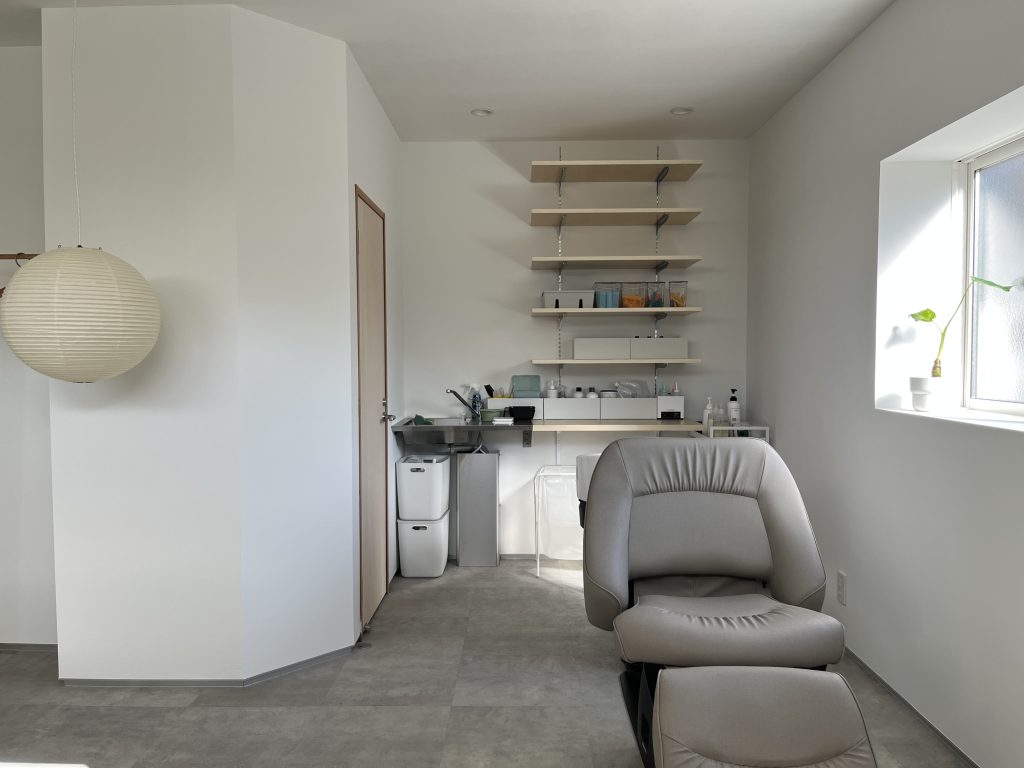 光が満ちる、小さな美容室のリノベーション