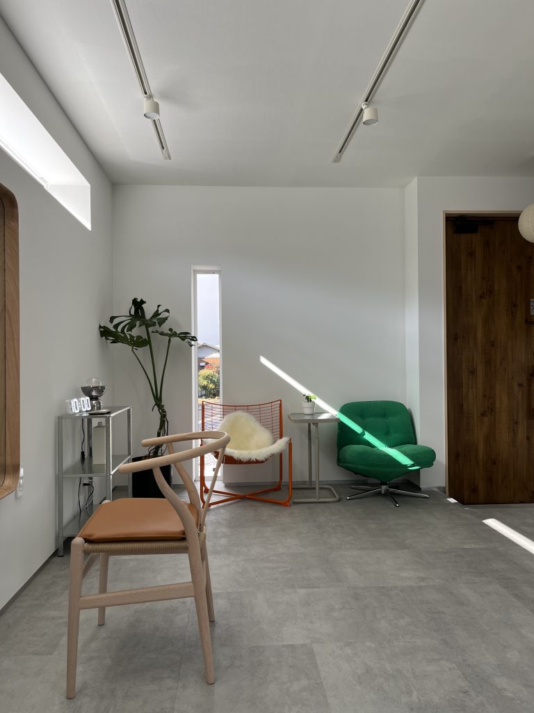 光が満ちる、小さな美容室のリノベーション