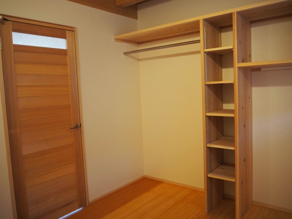 【家づくり日記】オーナー様のお住まいにて間仕切り壁と造作収納が完成しました！