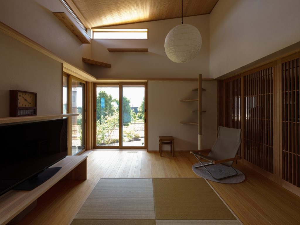 「おかえり」はのぞき窓から。愛猫と共に時を重ねる木の住まい