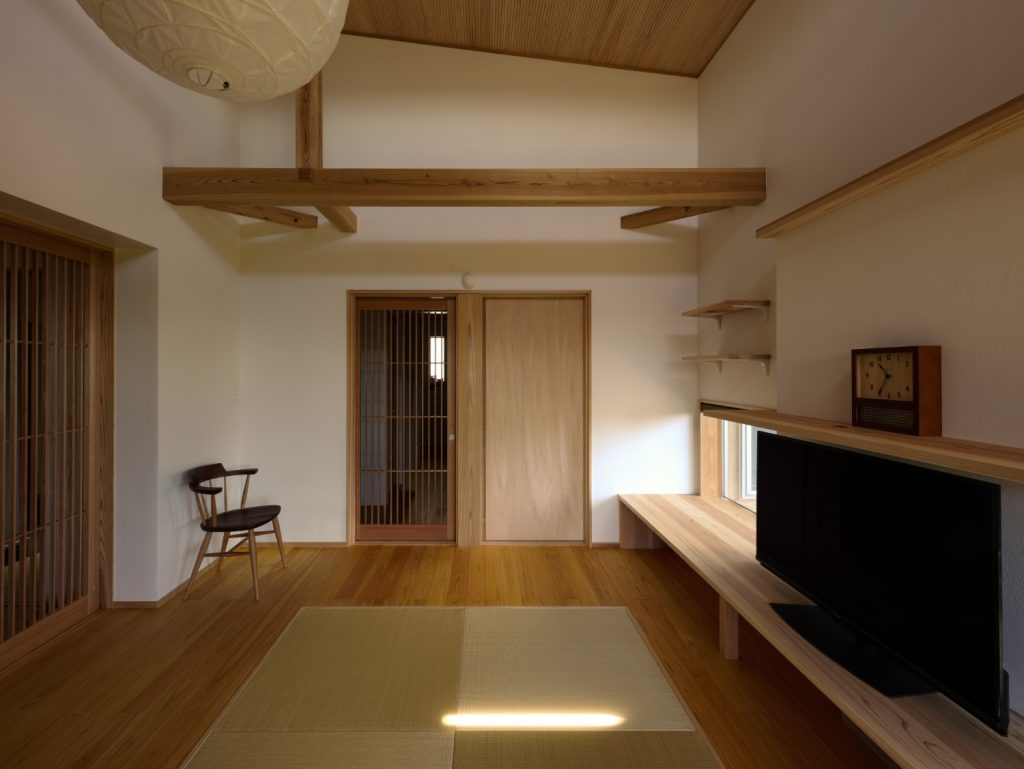 「おかえり」はのぞき窓から。愛猫と共に時を重ねる木の住まい