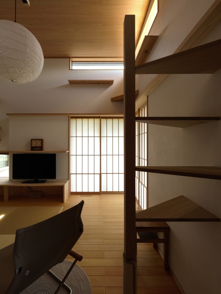 「おかえり」はのぞき窓から。愛猫と共に時を重ねる木の住まい