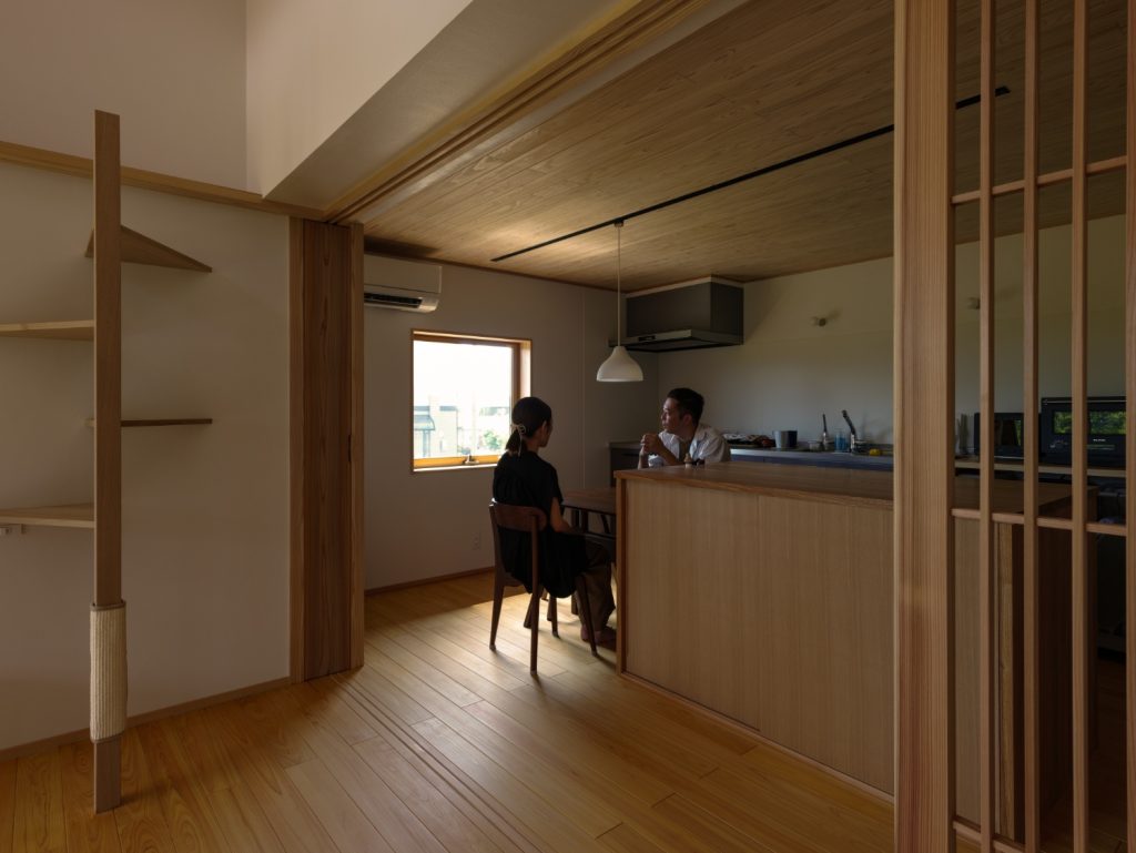 「おかえり」はのぞき窓から。愛猫と共に時を重ねる木の住まい