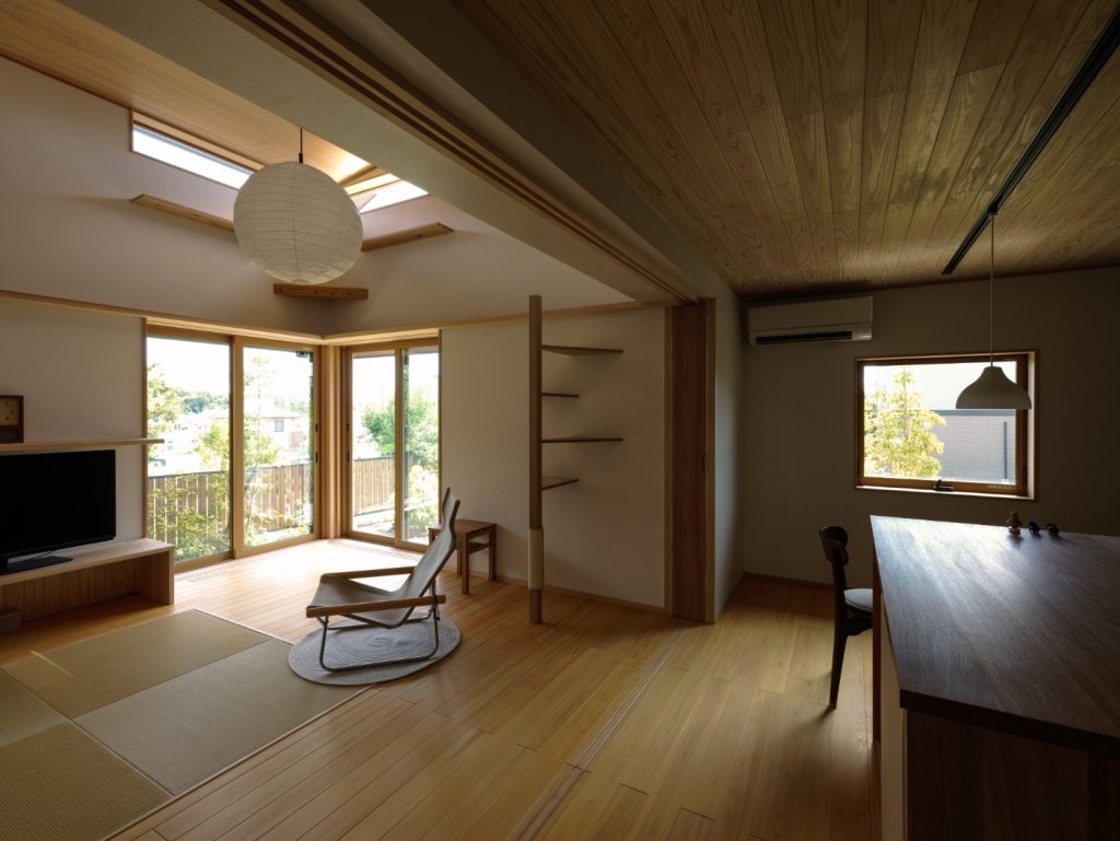 「おかえり」はのぞき窓から。愛猫と共に時を重ねる木の住まい