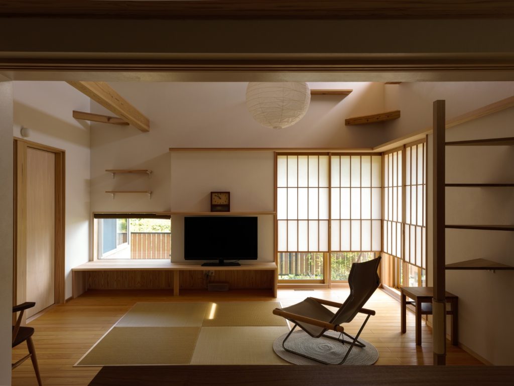 「おかえり」はのぞき窓から。愛猫と共に時を重ねる木の住まい