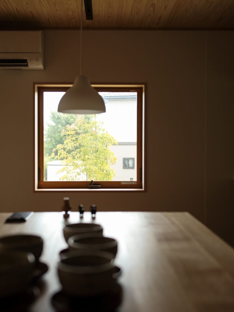 「おかえり」はのぞき窓から。愛猫と共に時を重ねる木の住まい