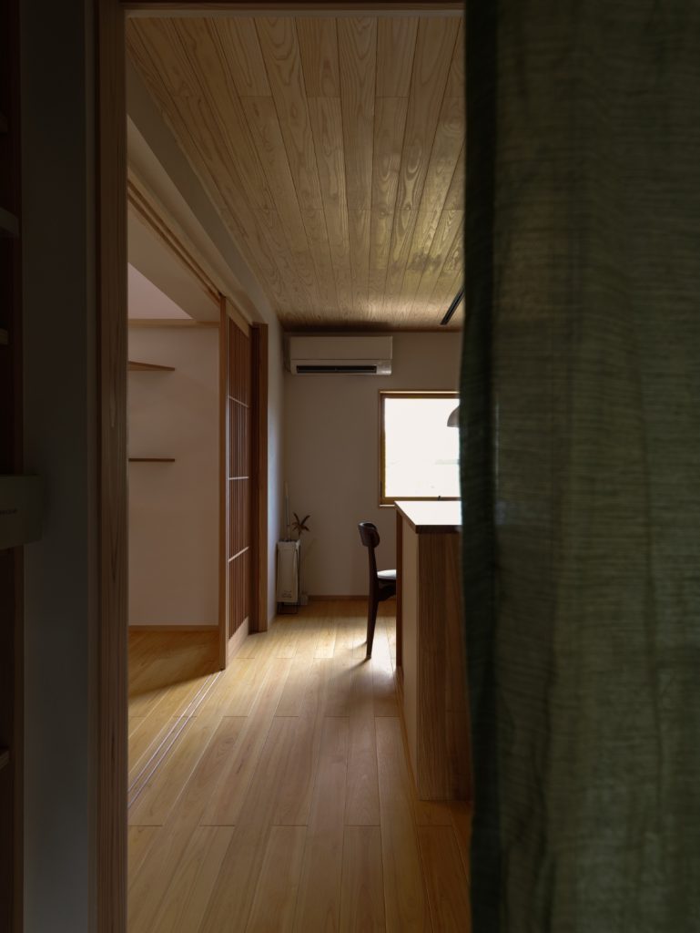 「おかえり」はのぞき窓から。愛猫と共に時を重ねる木の住まい