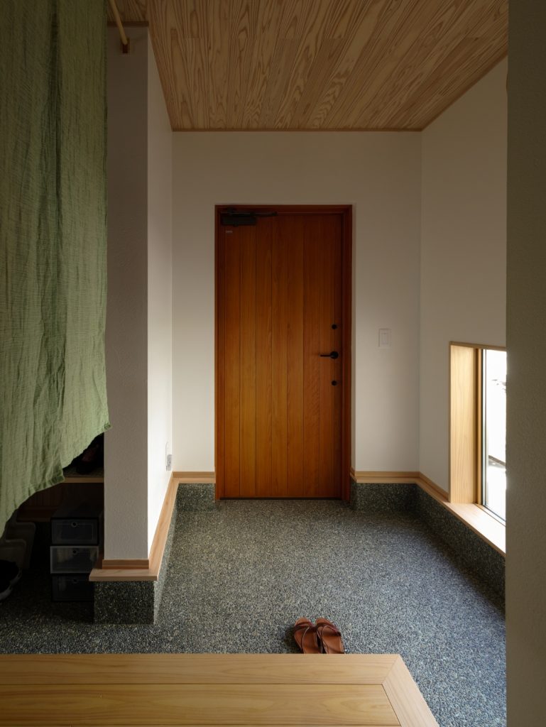 「おかえり」はのぞき窓から。愛猫と共に時を重ねる木の住まい