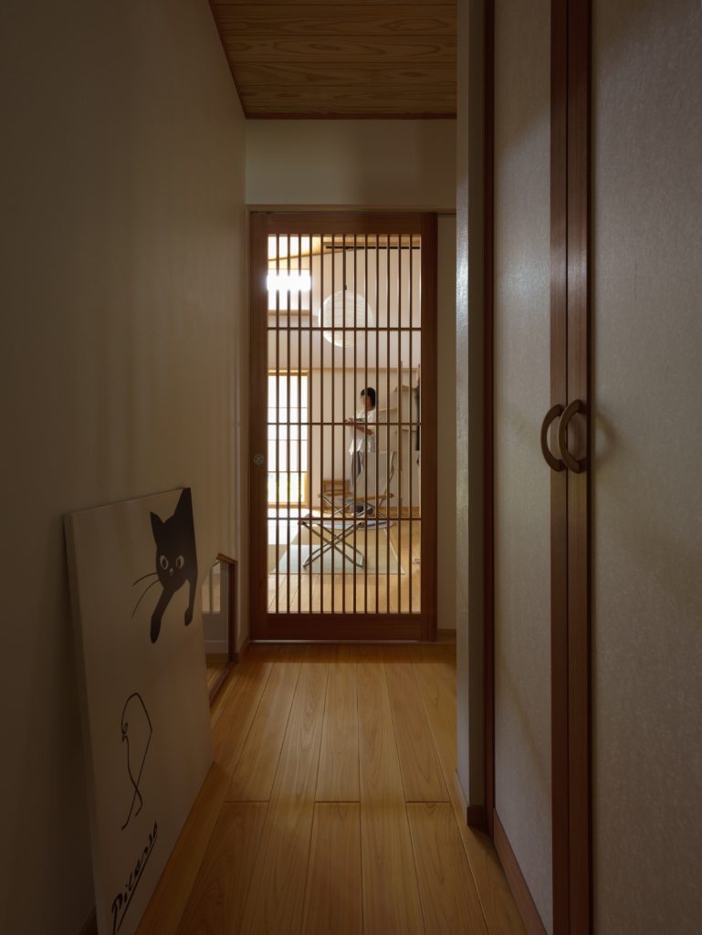 「おかえり」はのぞき窓から。愛猫と共に時を重ねる木の住まい