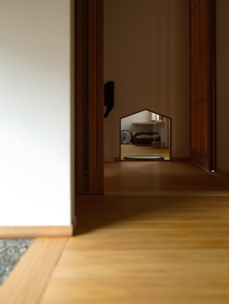 「おかえり」はのぞき窓から。愛猫と共に時を重ねる木の住まい
