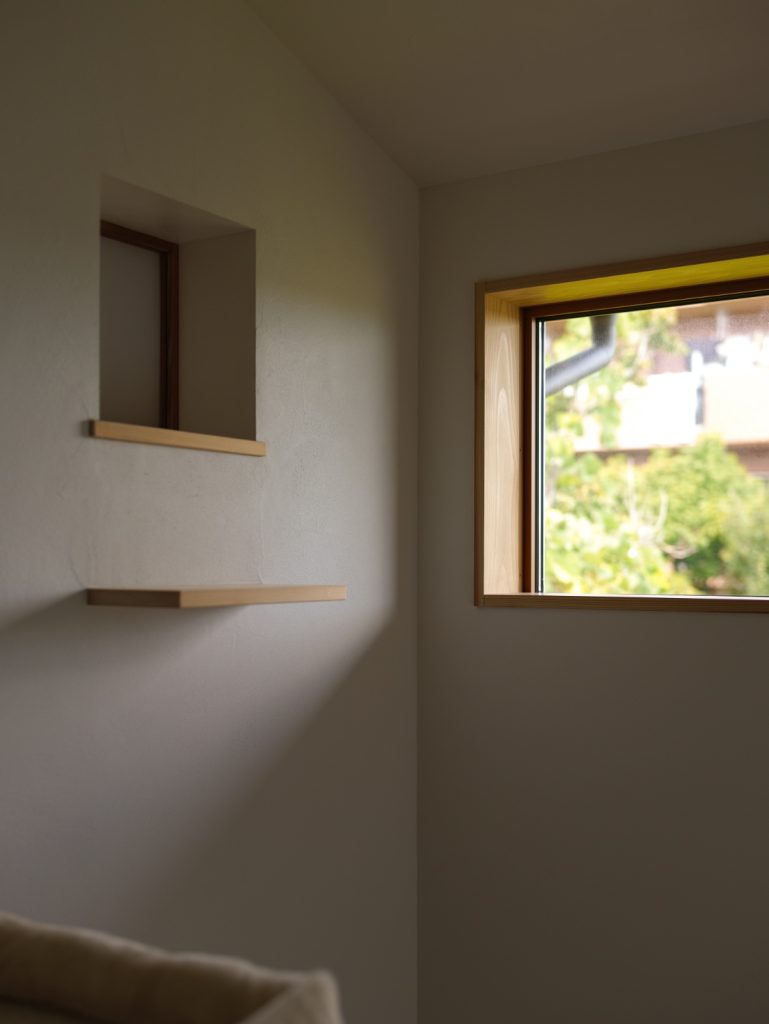 「おかえり」はのぞき窓から。愛猫と共に時を重ねる木の住まい